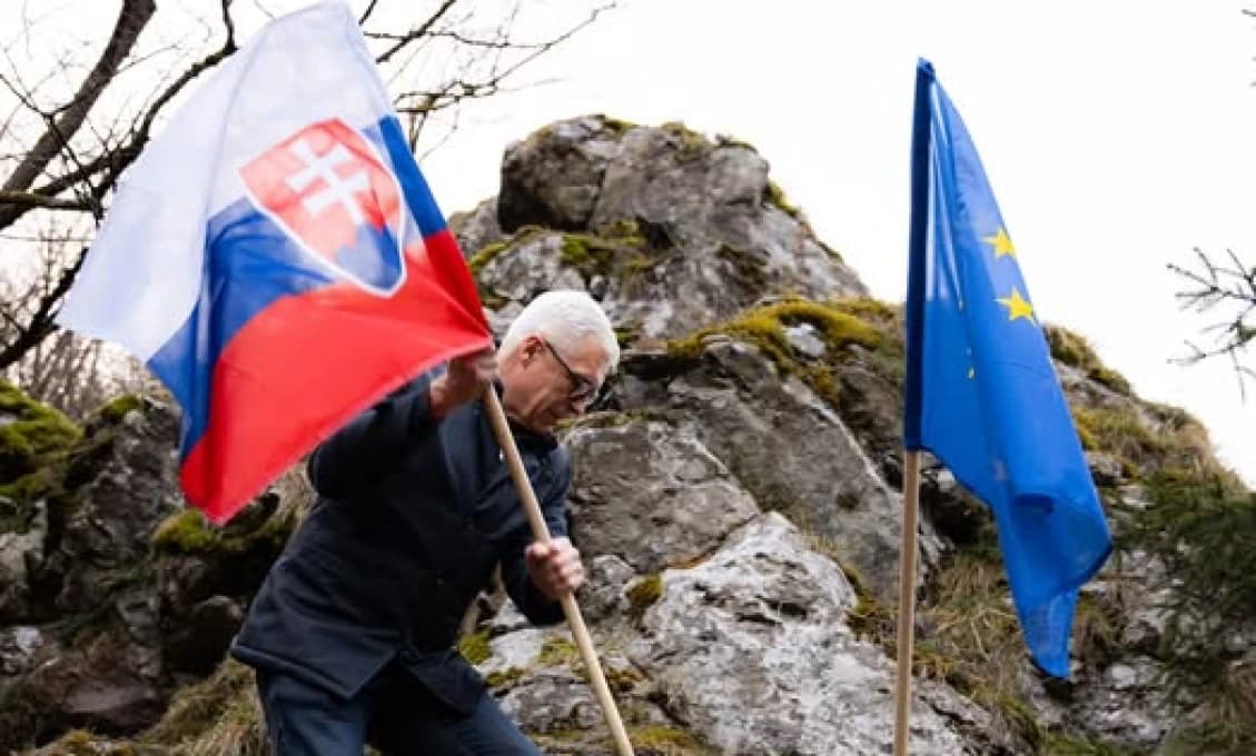 Korčok išiel nabulíkať skalám v Manínskej tiesňave, že nás Fico ťahá z Európy