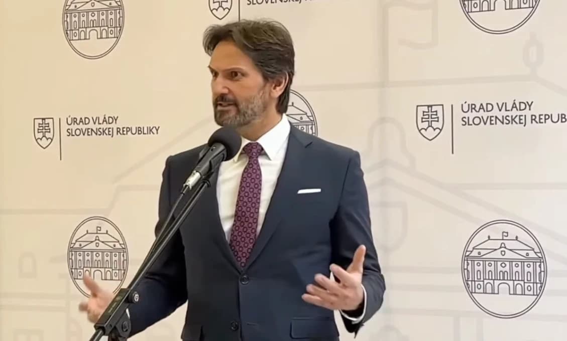 KALIŇÁK O EURÓPSKEJ ARMÁDE, LIBERÁLNYCH MÉDIÁCH A OPITÝCH NOVINÁROCH