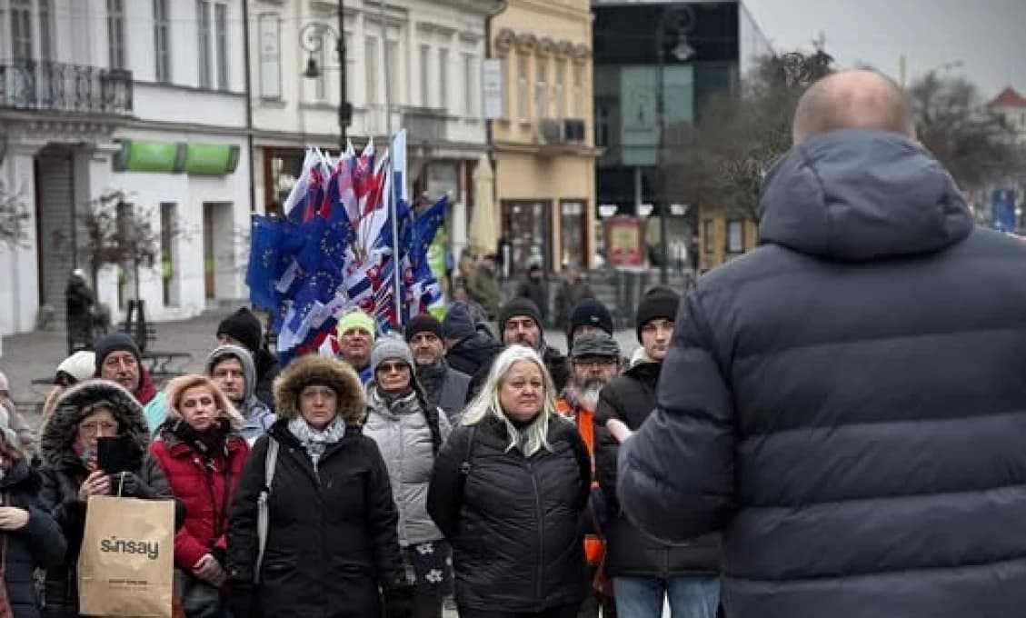 Hlas ľudu: Jaro Naď veselo prdel a tancoval na hroboch