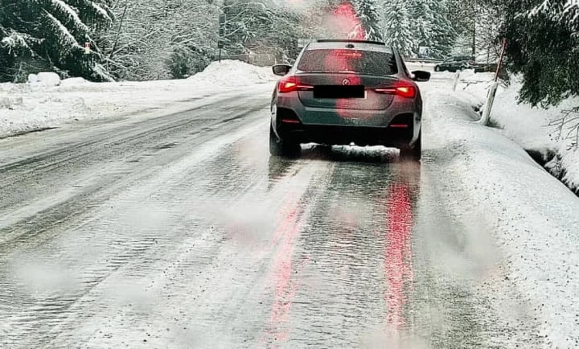 Kĺzavý začiatok týždňa? SHMÚ varuje pred poľadovicou!