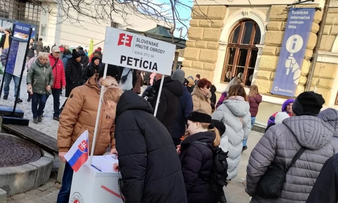 Petícia za vyhlásenie referenda. Róbert Švec sa pevným krokom blíži k 300-tisíc podpisom