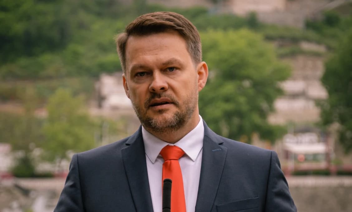 Gen. Viktorín: Opozícia začína "zbrojiť"