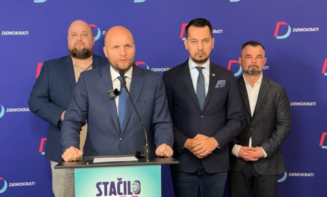 Demokrati požadujú ospravedlnenie za spájanie s atentátom
