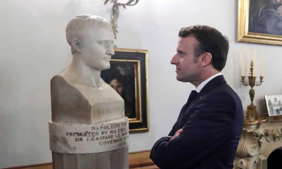 Macrona neopúšťajú napoleonské chúťky