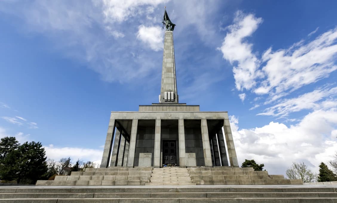 Blesky, zbúrané veže a sovietski vojaci: Tajomstvá Slavína, ktorý mení svoju tvár už 65 rokov