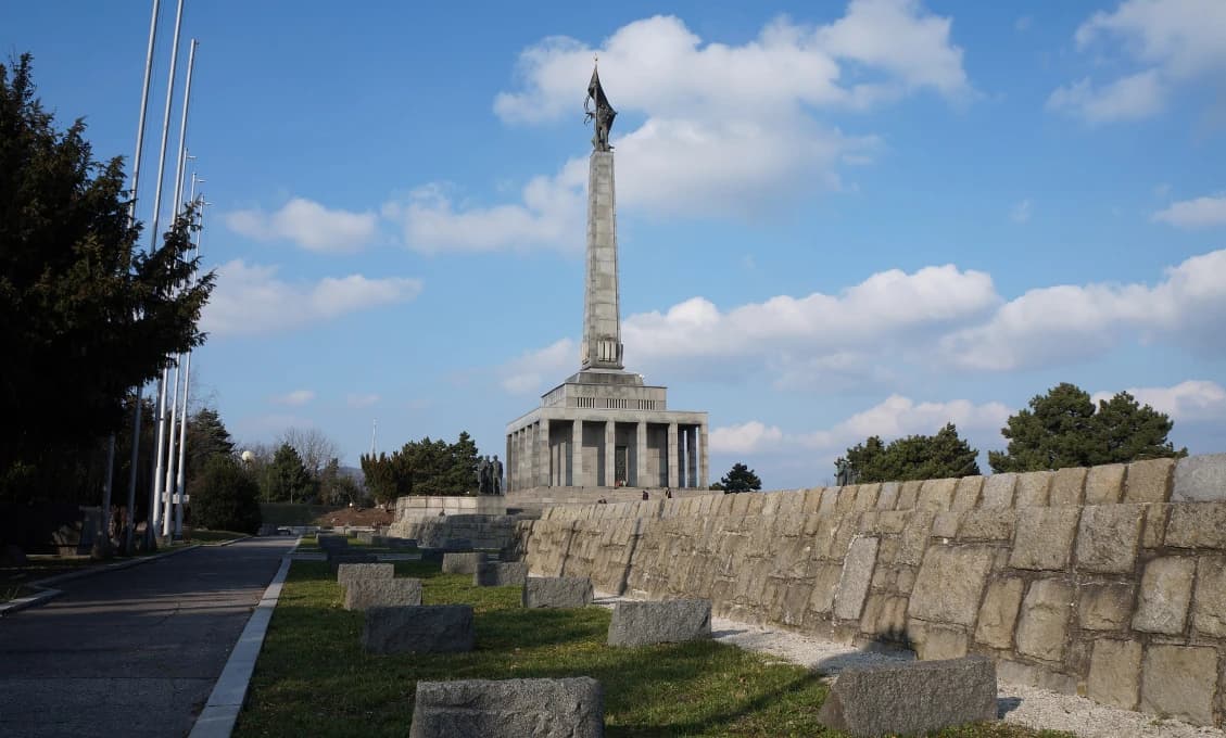 Každý slušný občan vlasti cíti obrovskú vďaku za slobodu
