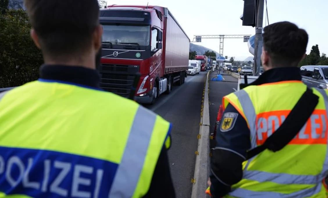 Karner nepustí migrantov: Hranice so Slovenskom zostávajú pod kontrolou