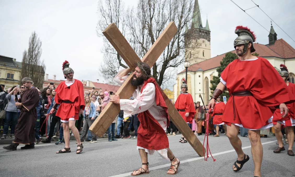 Bezdomovec i farár spoločne na Živej krížovej ceste