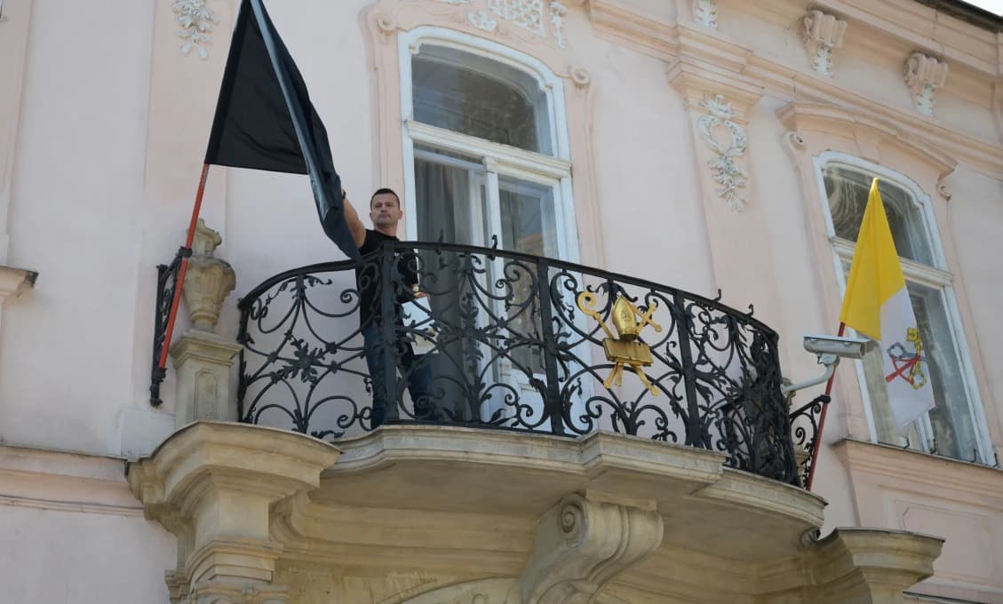 Slovensko spúšťa vlajky do pol žrde na znak smútku za pápežom Františkom