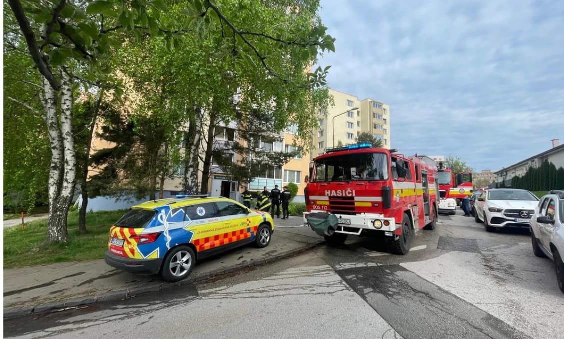 Hasiči zasahujú pri požiari bytu. Obyvateľov bytovky v Košiciach evakuovali
