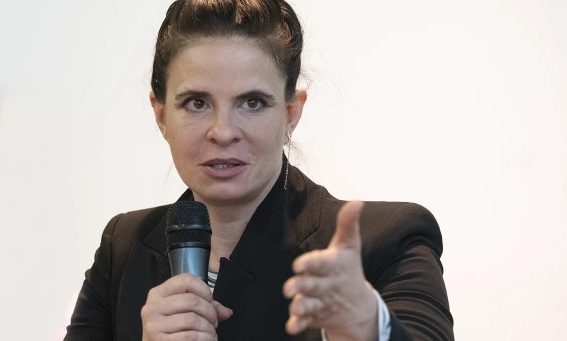 Veľa rečí, nula myšlienok. Fialová sa opäť predviedla