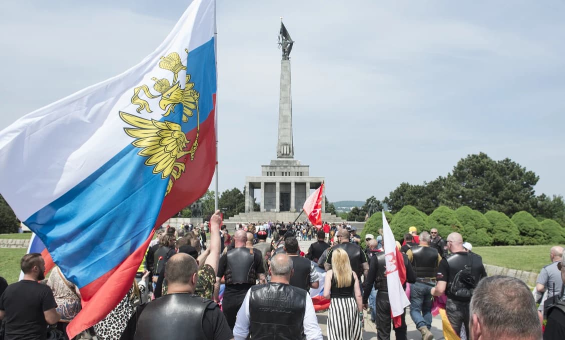 Noční vlci si uctili padlých na Slavíne, pietny akt narušili proukrajinskí čudáci