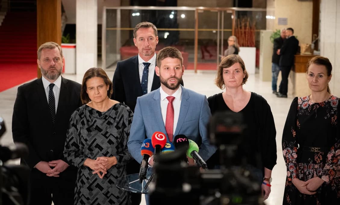 Broky na tanieri a tanky namiesto nemocníc!