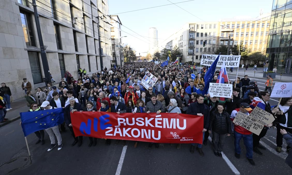 Mimovládky besnia: Prezident podpísal údajne „ruský“ zákon!
