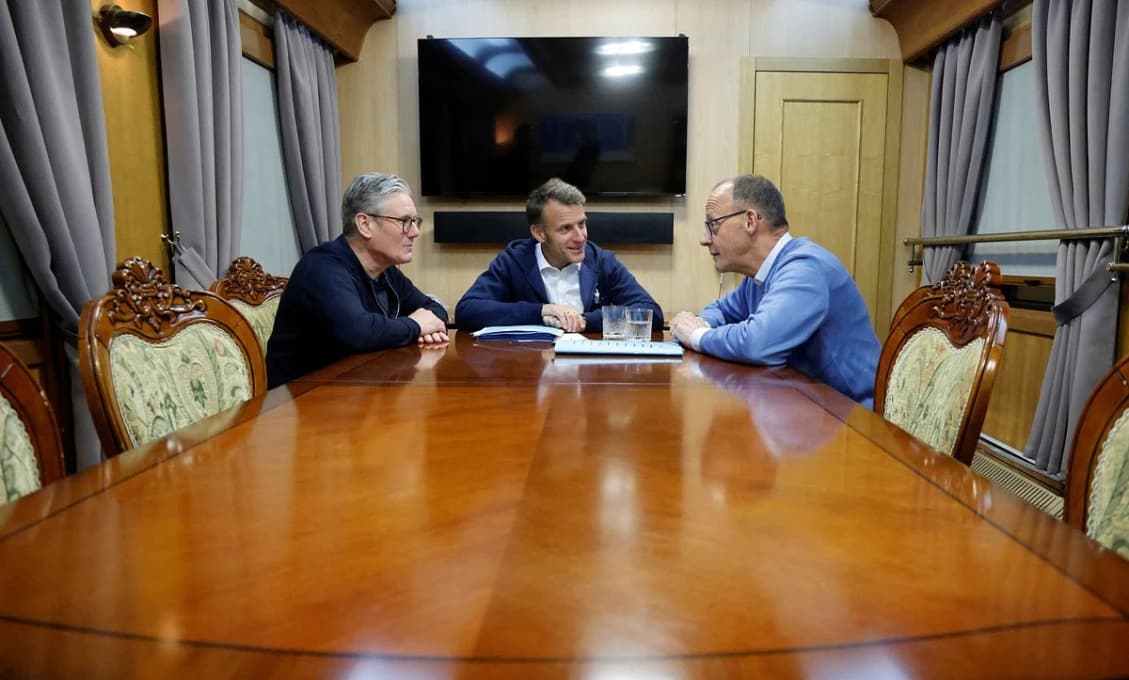 ŠKANDÁLNE VIDEO! Macron, Merz a Starmer prichytení. Čo to skryli pred kamerami?