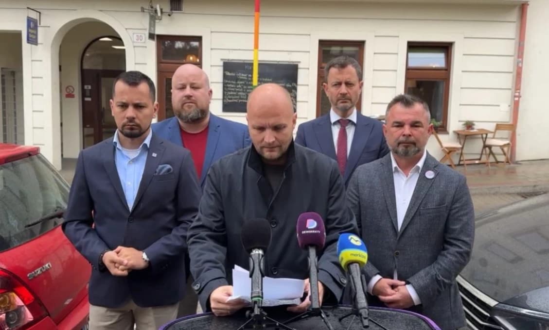 Demokrati majú recept na zmiernenie napätia: Predčasné voľby!