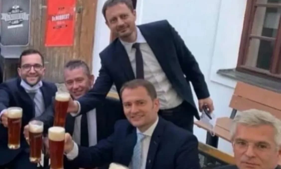 Progresívna politická bigamia s oddelenými spáľňami