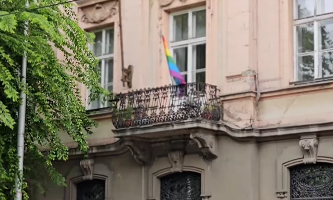 Aktivista: Dúhová vlajka na verejné budovy nepatrí! (VIDEO)