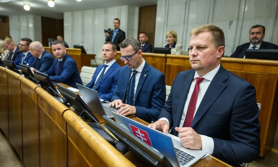 Buď práca, alebo žiadne dávky: Poslanci zajtra pokračujú v rozprave