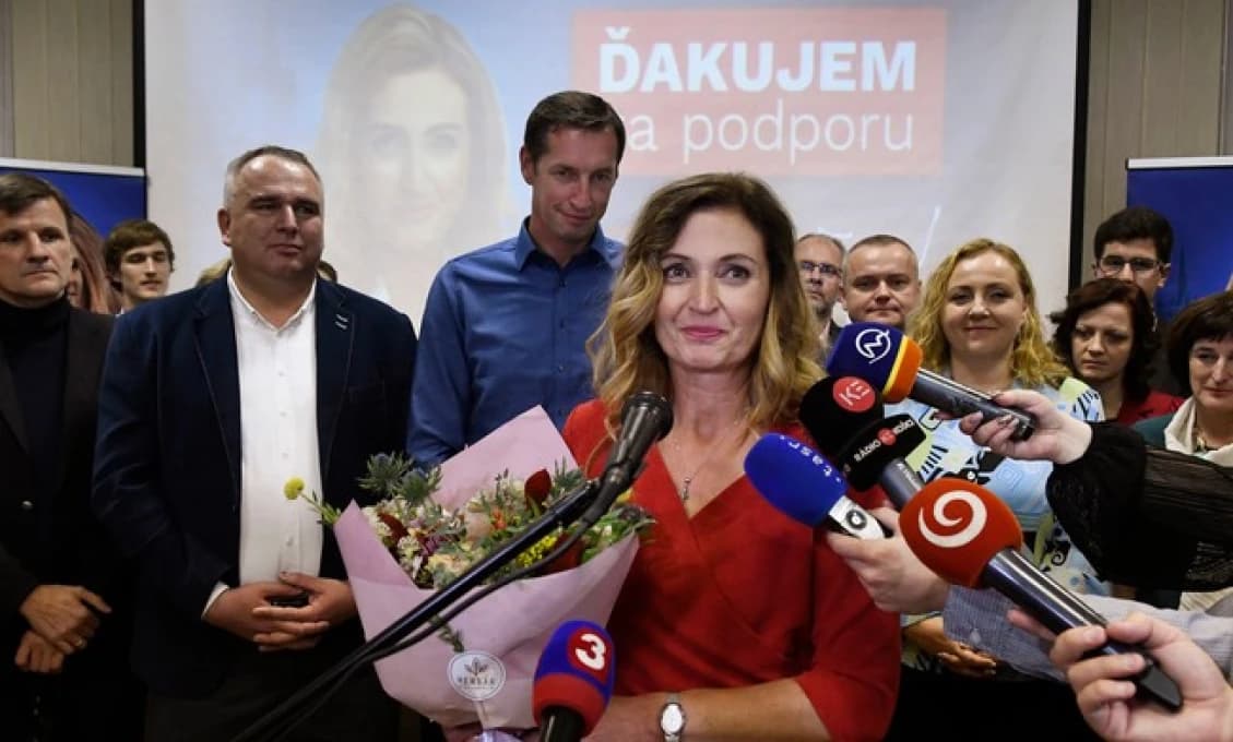 Opozičné poslankyne ako obete vlastných kolegov: „Treba tam ženu. Stačí, že budeš stáť a dobre sa obleč.“