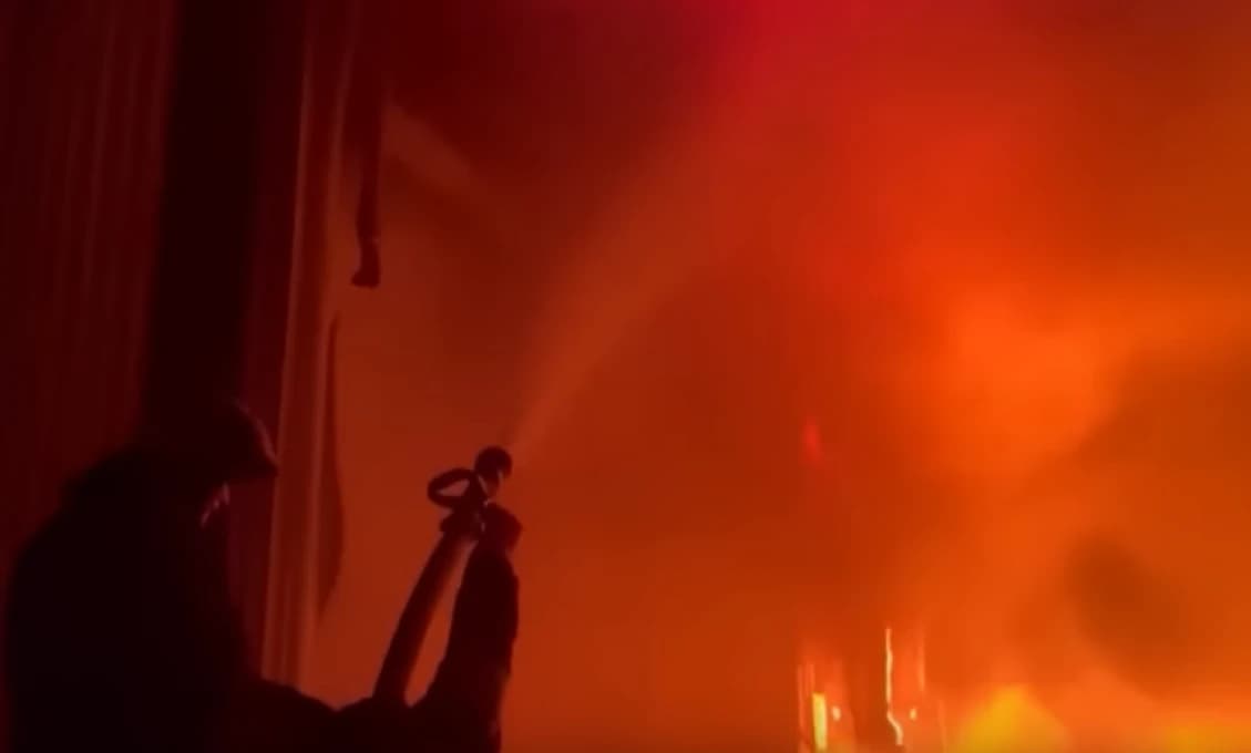 Španielska polícia zastavuje civilistu v kostýme dinosaura, ktorý nerešpektuje povinnú domácu karanténu (VIDEO)