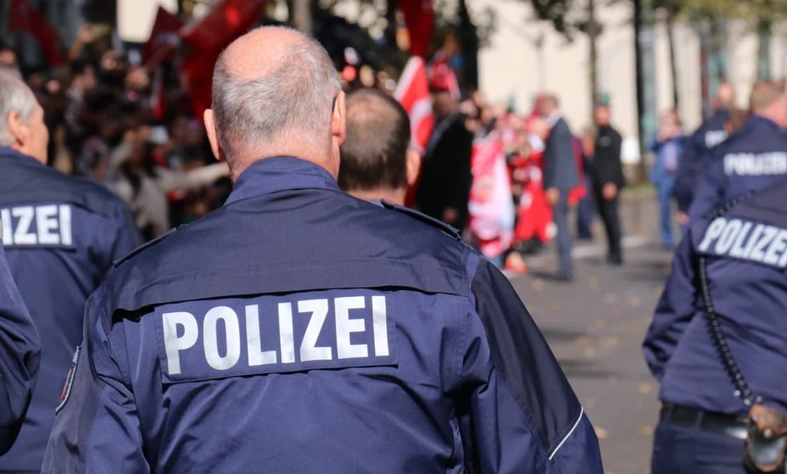 V Nemecku vrazil muž autom do ľudí, zrazil aj manželku a dcéru