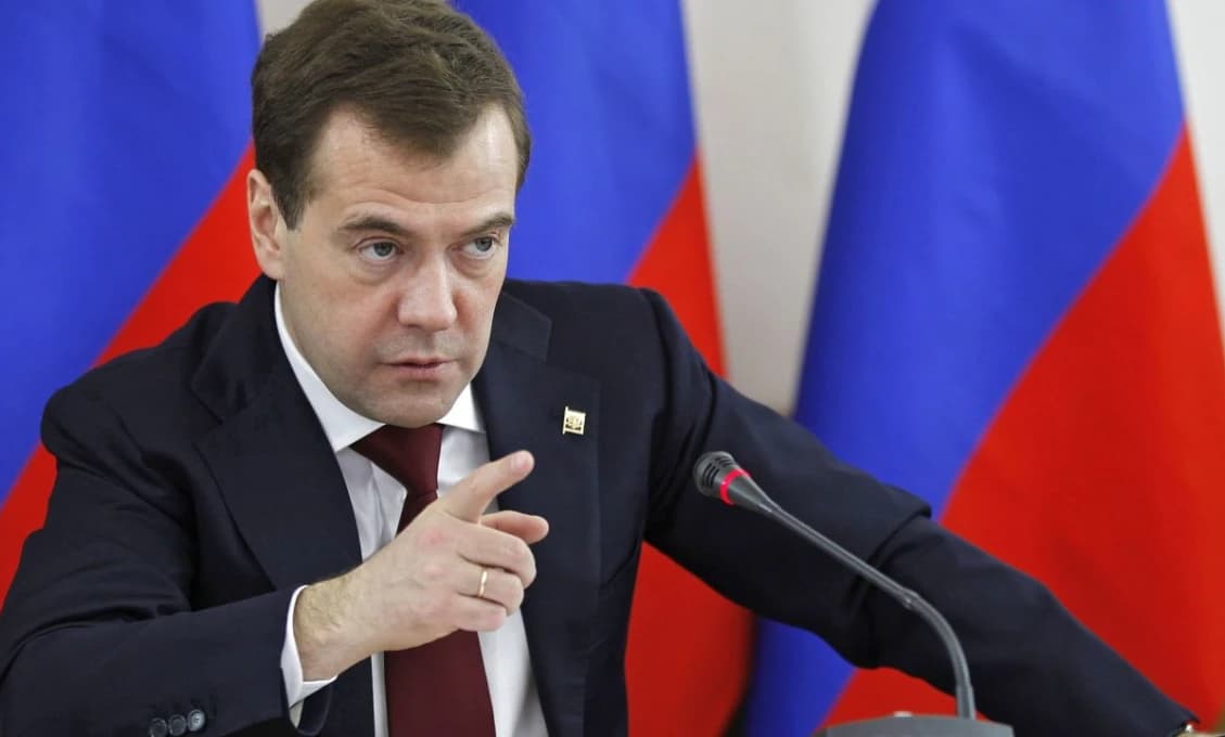 „Nech zhoria v pekle,“ odkázal Medvedev Kyjevu
