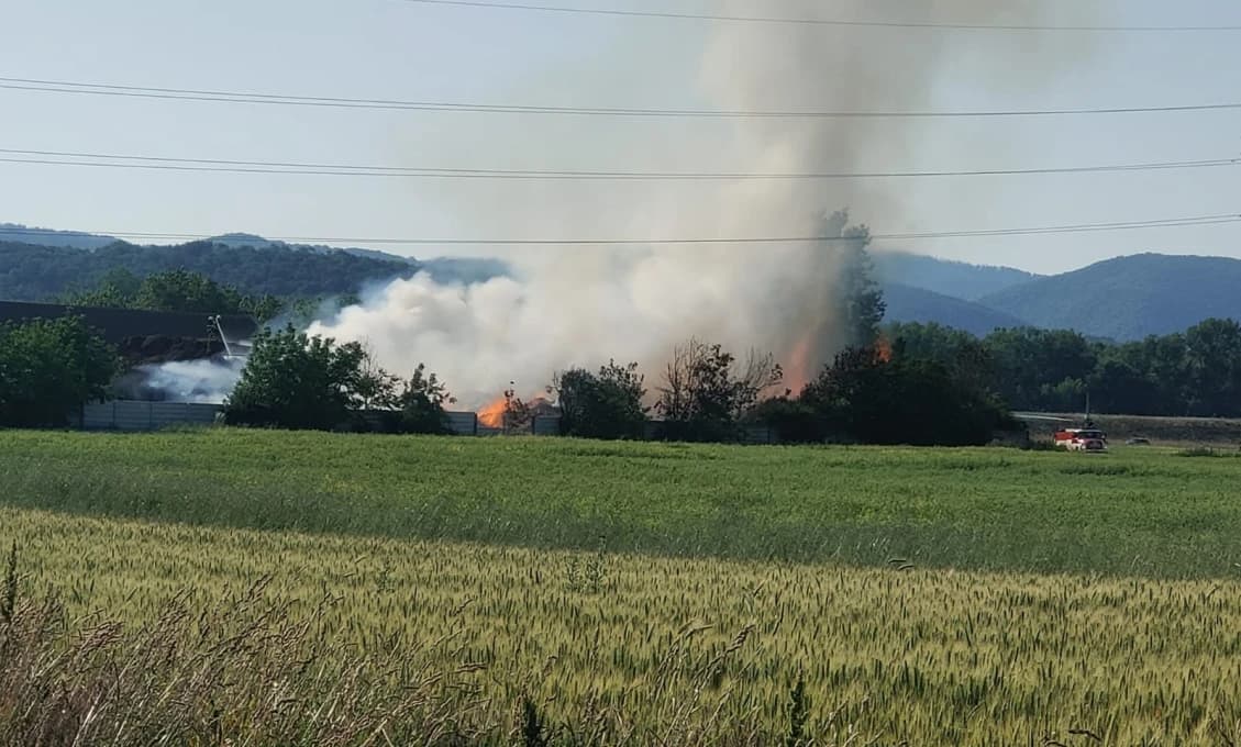 S požiarom drevoštiepky bojuje 15 profesionálnych hasičov