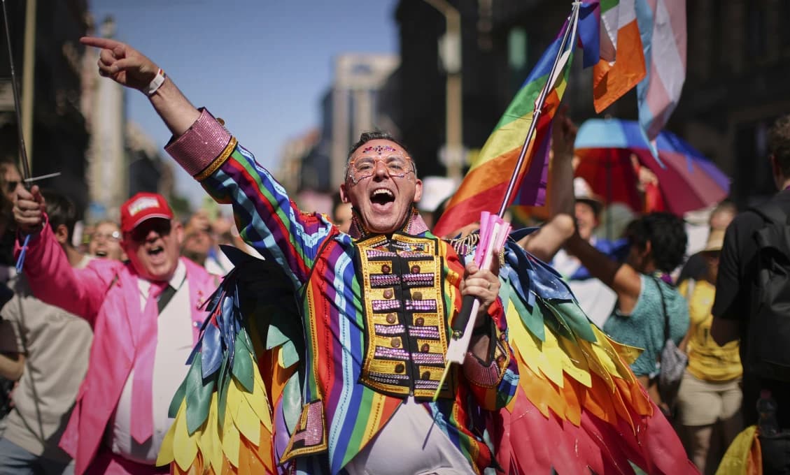 Maďarsko: Na zakázanom pochode Budapest Pride sa zišli desaťtisíce ľudí