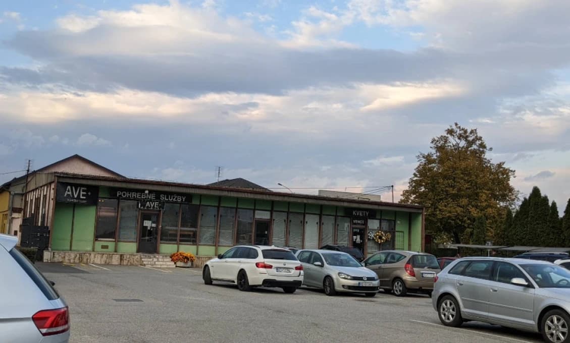 Funerál zasahoval v niekdajšej vile klanu Rezešovcov