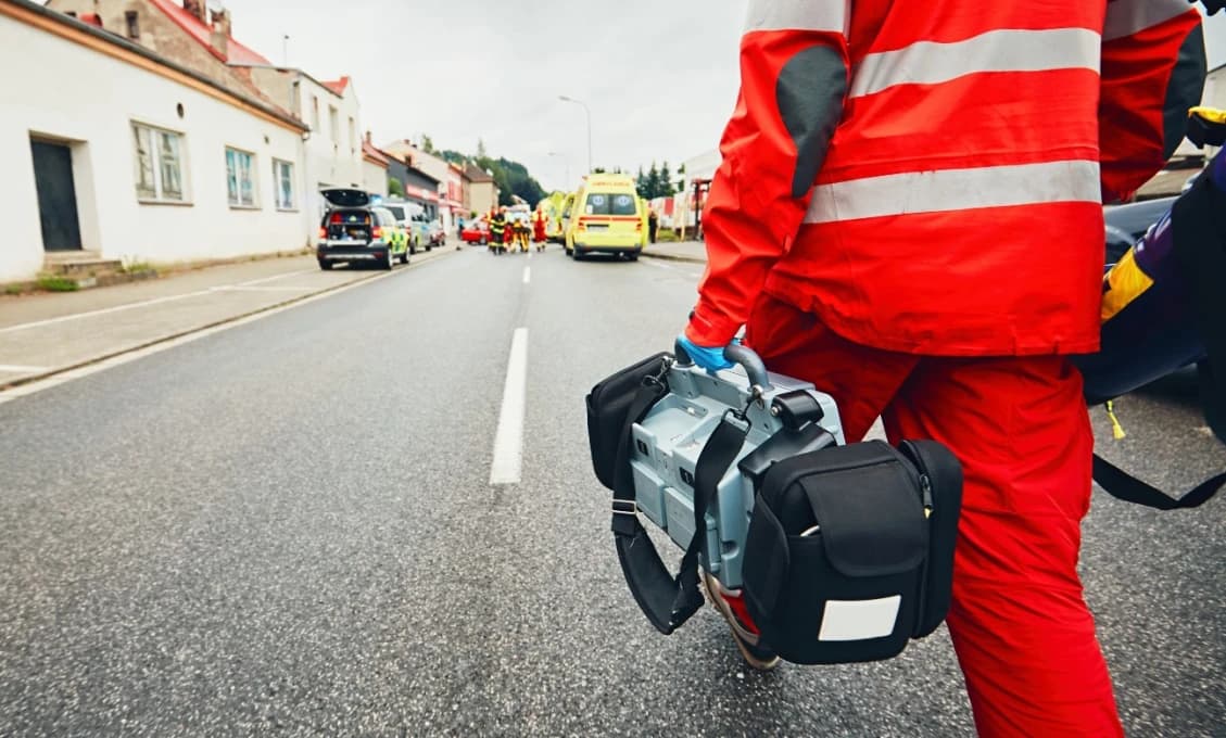 Opité a nadrogované deti skolabovali v parku, na lavičke ich našli mestskí policajti