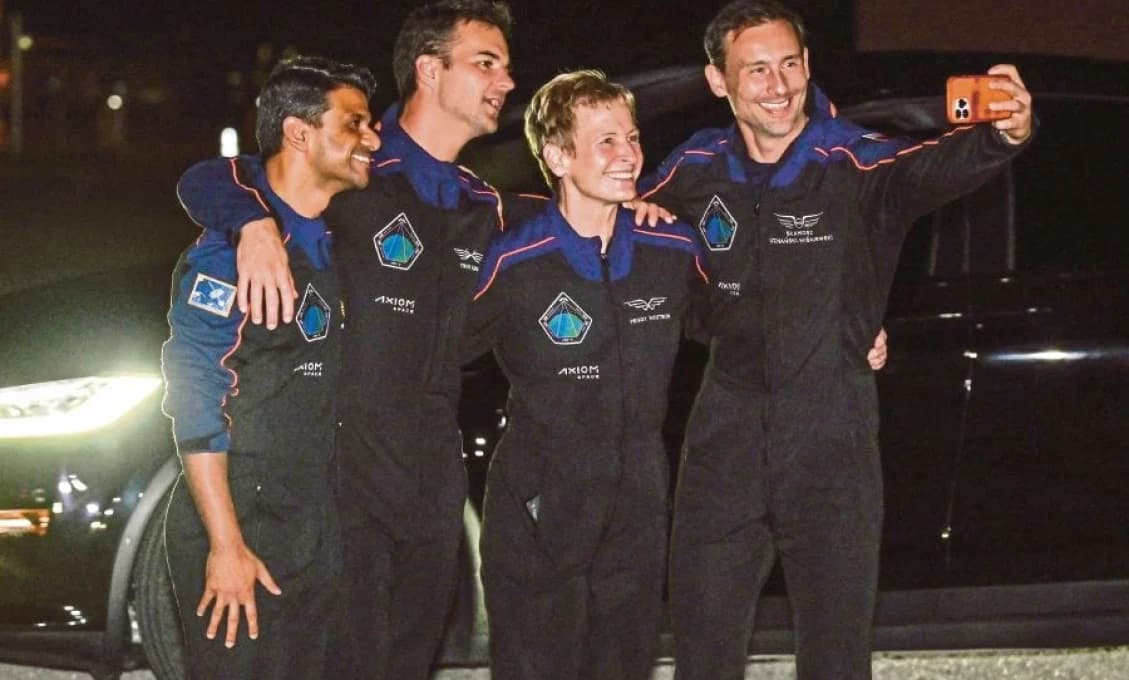 Sú späť! Posádka s indickým, poľským a maďarským astronautom sa vrátila
