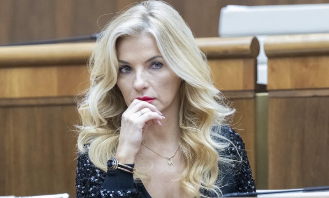 Busty sú nočnou morou ministerky Šimkovičovej. Jednu odviezli kukláči, druhú posiela za 61-tisíc do Ríma