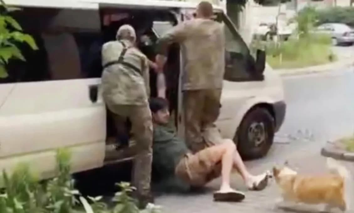 ŠOKUJÚCE VIDEO z Ľvova! Corgi sa snažil ochrániť svojho pána pred mobilizáciou