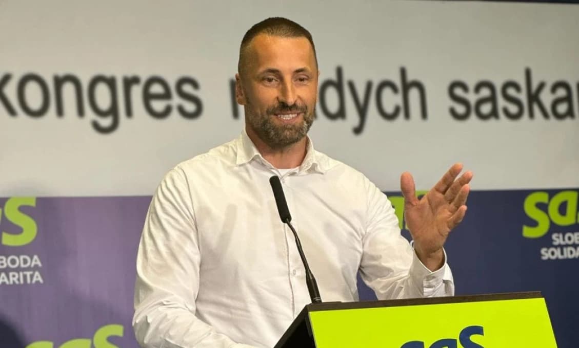 Rakúsko zakrýva symboly EÚ, Taliansko ich nahrádza ruskou vlajkou. Západ končí a Čechov čaká veľká úloha