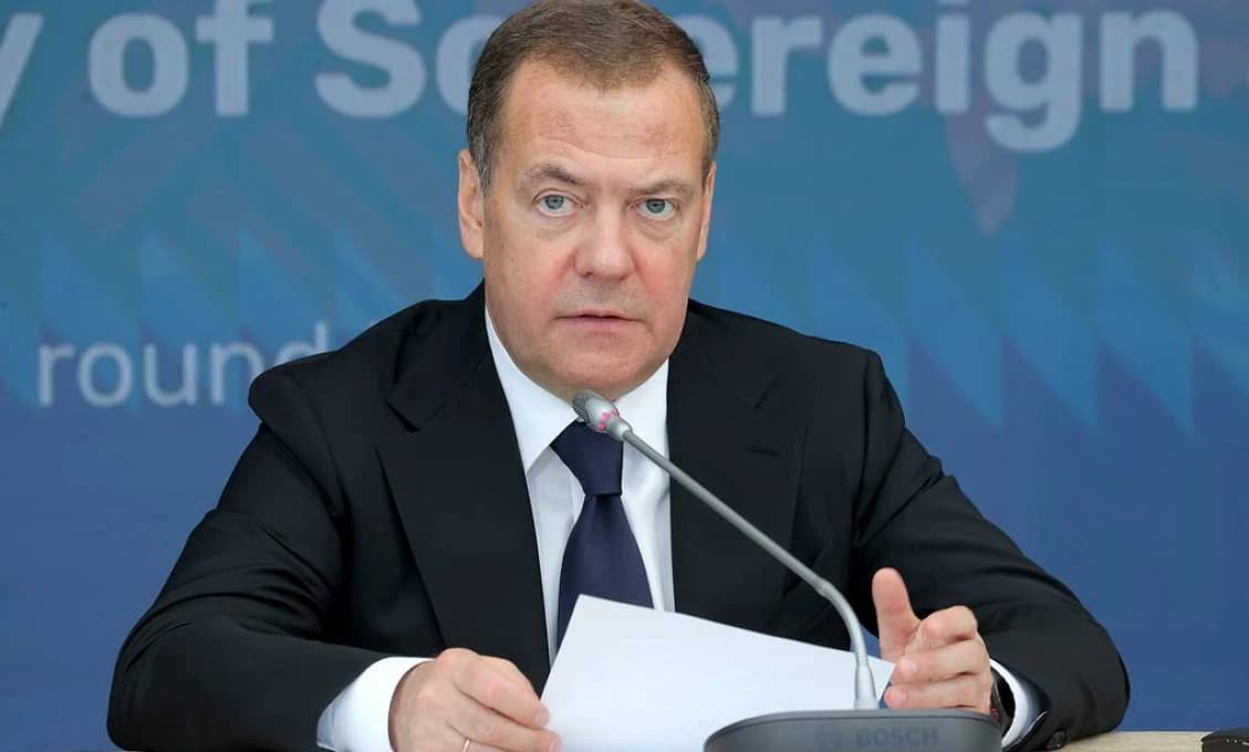 Medvedev ocenil dohodu USA s EÚ: Obyvatelia by mali vziať Brusel útokom!