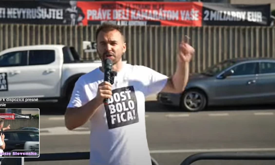 Bratislavčania penia na Matovičovcov: hlučné megafóny pred detskou nemocnicou rušia pacientov – čo na to polícia?