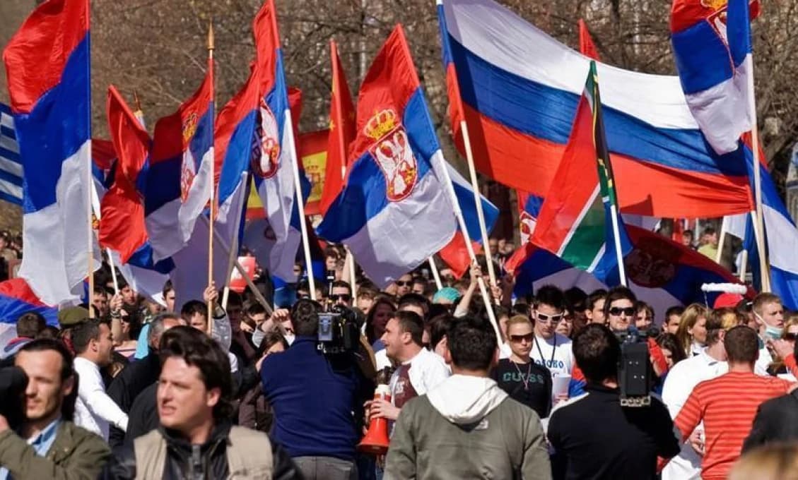 Srbsko: Protivládni demonštranti sa dostali do potýčok so stúpencami vlády