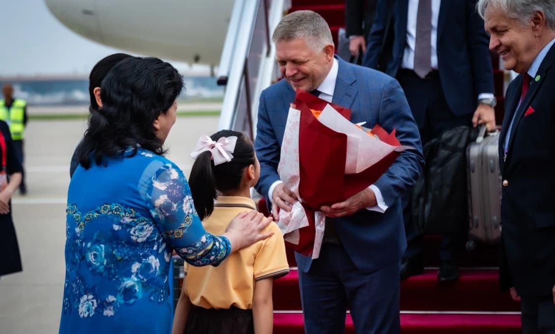 Premiér dorazil do Číny na dvojdňový summit. Stretne sa aj s Putinom