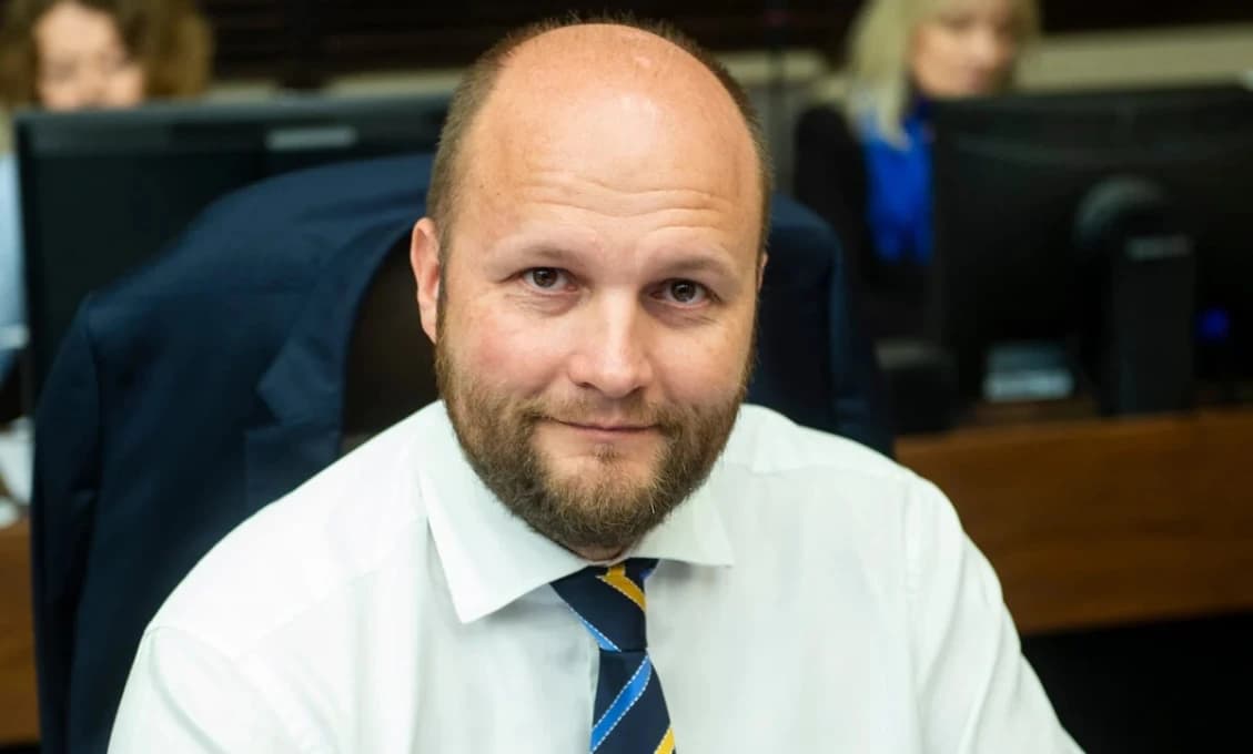 Sme s tebou, Jarino! Čo si to voči tebe tá hnusná Ukrajina dovoľuje!