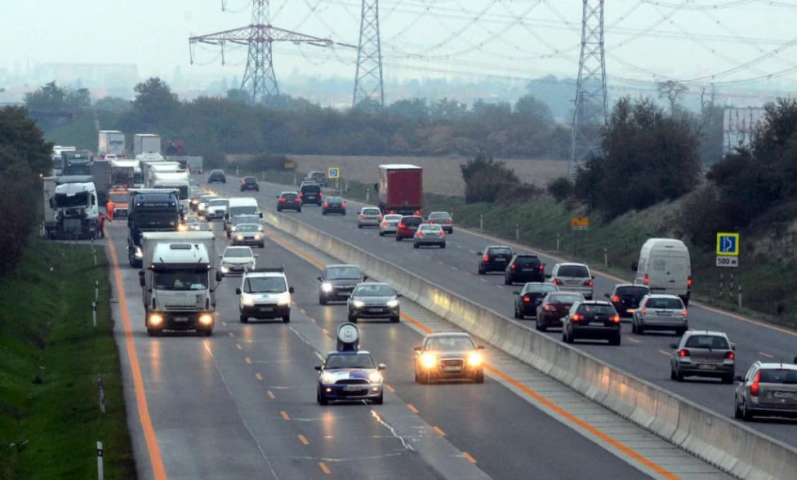 Pri nehode troch áut neďaleko Košíc utrpela jedna osoba ťažké zranenia