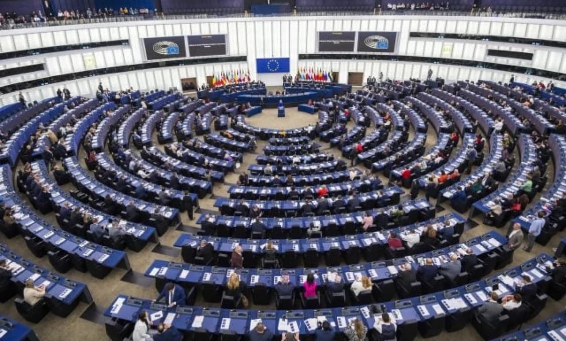 Eurokomisia von der Leyenovej bude čeliť dvom hlasovaniam o nedôvere