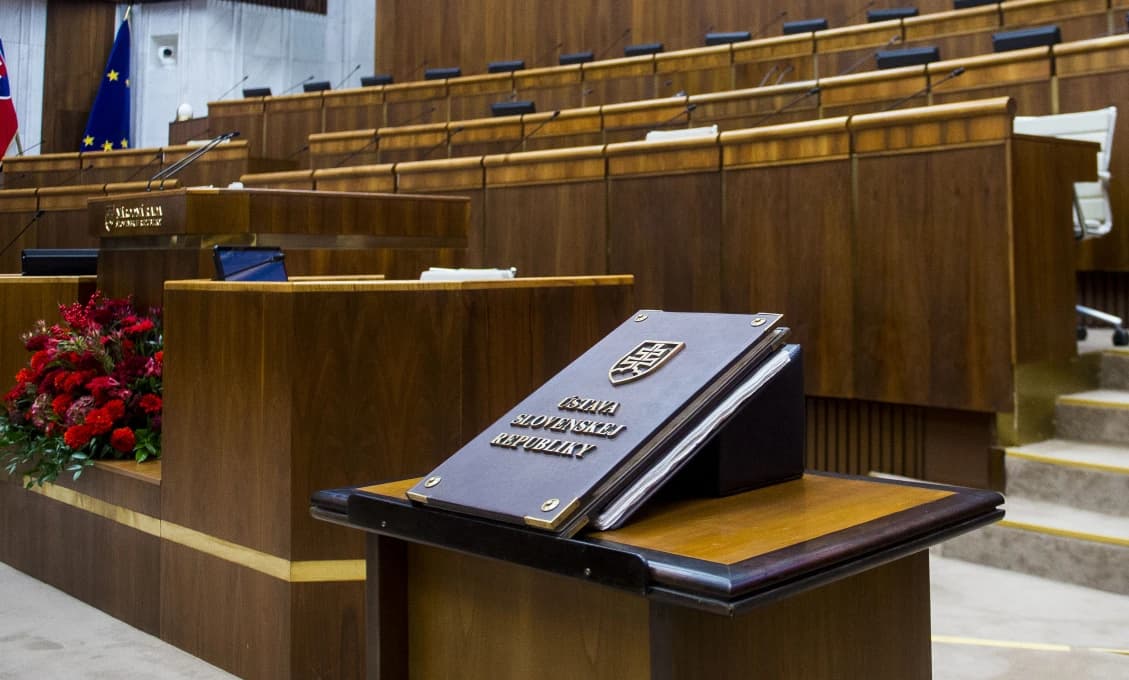 Poslanci budú o novele ústavy hlasovať až v piatok dopoludnia