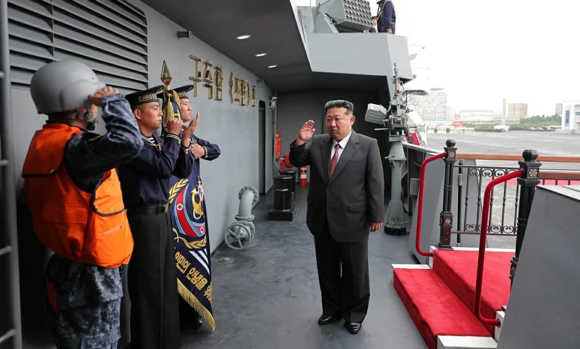 Kim Čong-un predstavil nový 5000-tonový torpédoborec Čche Hjon