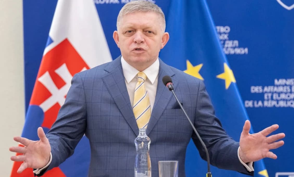 Premiér poslancom: Mainstream nepíše o realite na Ukrajine, dôkazom je milión pre Johnsona