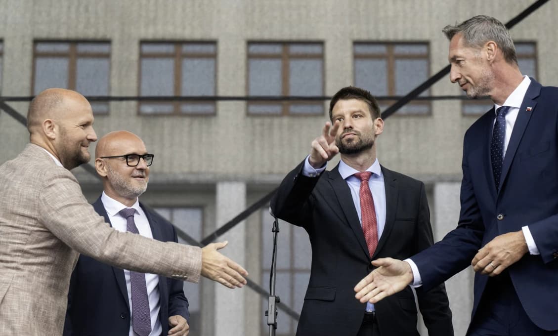 Opozícia iniciuje mimoriadnu schôdzu, žiada odchod šéfa SIS