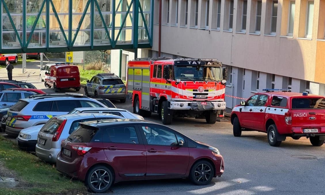 Tragédia na českom gymnáziu! Trinásťročný chlapec zomrel po páde z okna