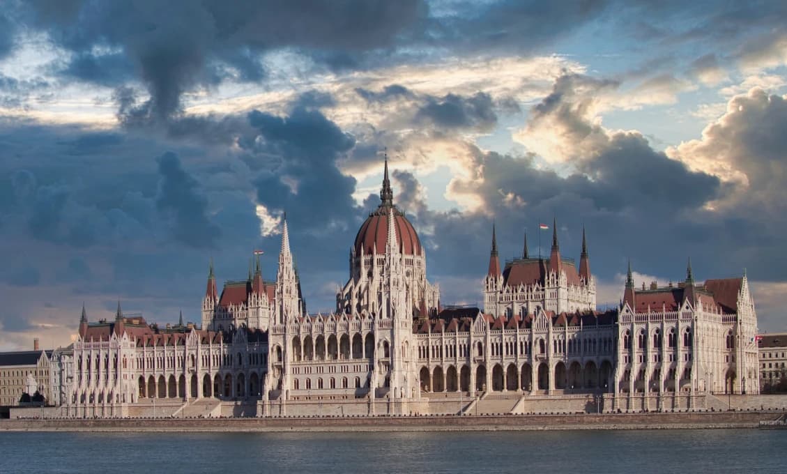Vojnoví jastrabi útočia na mierový samit v Budapešti: Odídu Orbán alebo Maďarsko z EÚ?