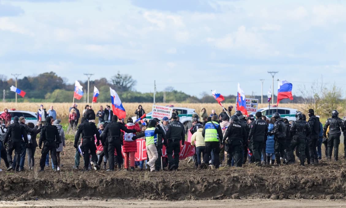 Kým Matovič posielal na ľudí vodné delá, Fico s Eštokom ukázali chladnú hlavu