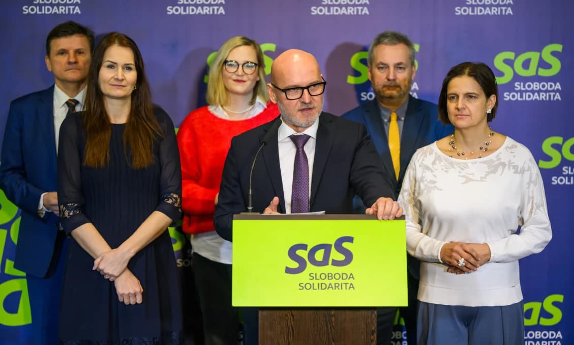 SaS zľahčuje varovania o možnej destabilizácii. Liberáli podávajú trestné oznámenie